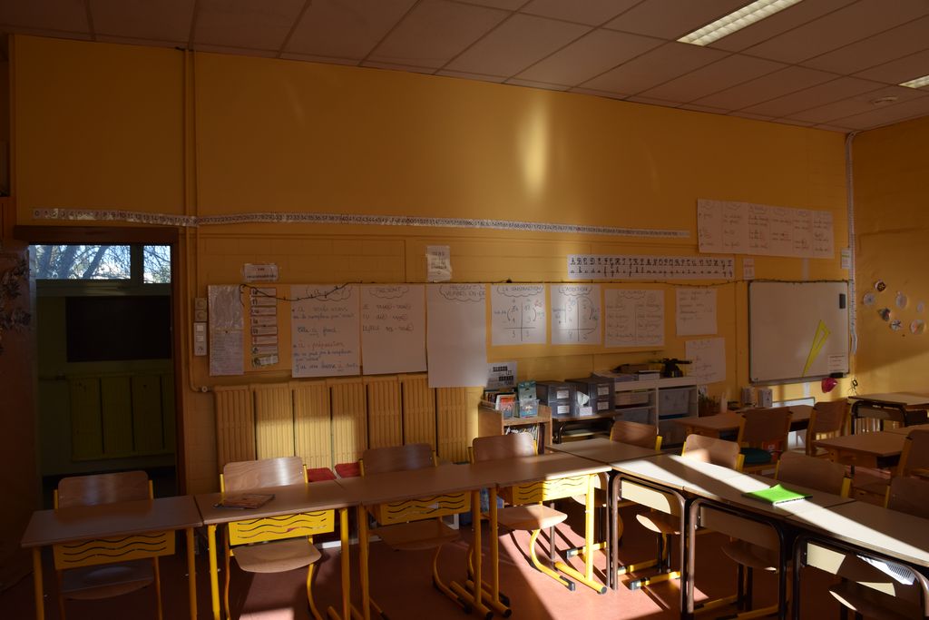 Ecole élémentaire Jean-Moulin. Salle de classe ayant conservé radiateur plat et porte en bois d’origine.