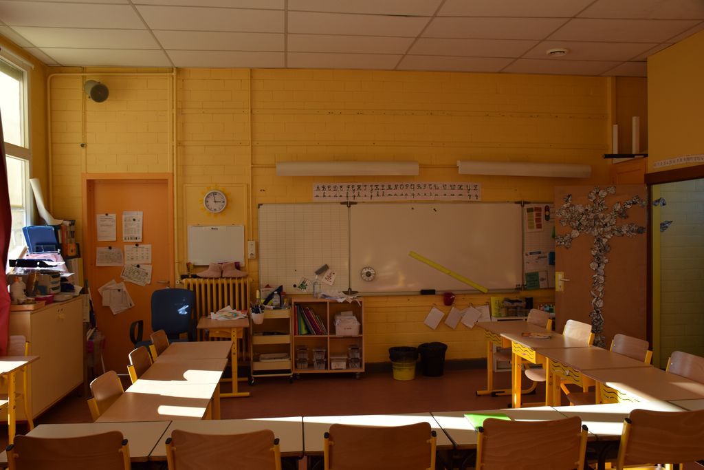 Ecole élémentaire Jean-Moulin. Salle de classe. Murs en moellons de pierre soigneusement appareillés.