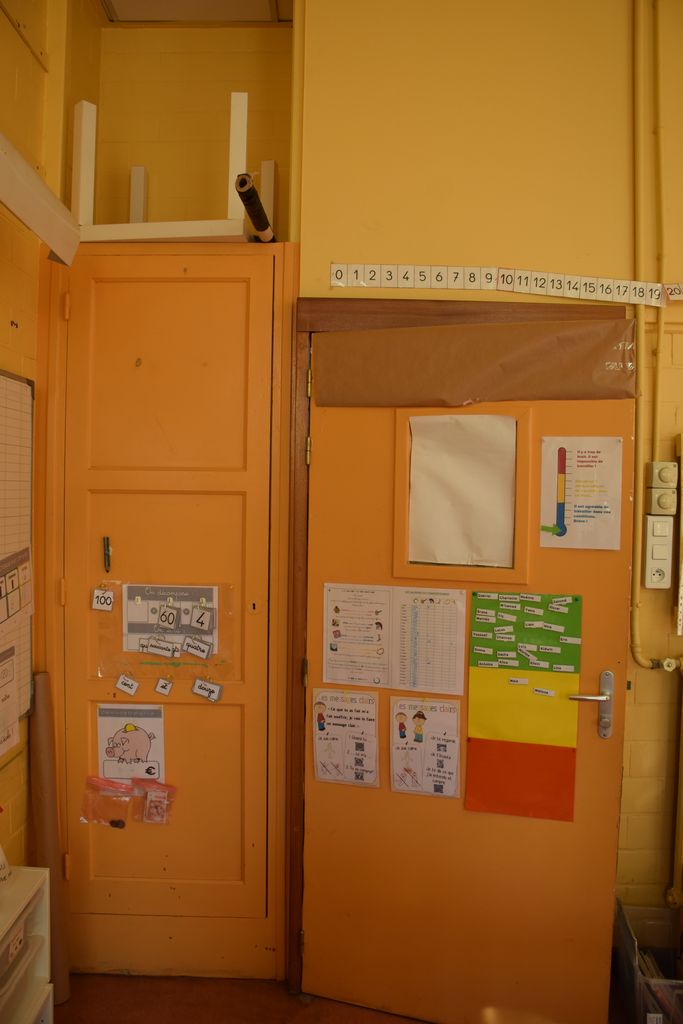 Ecole élémentaire Jean-Moulin. Salle de classe. Haute porte de placard.