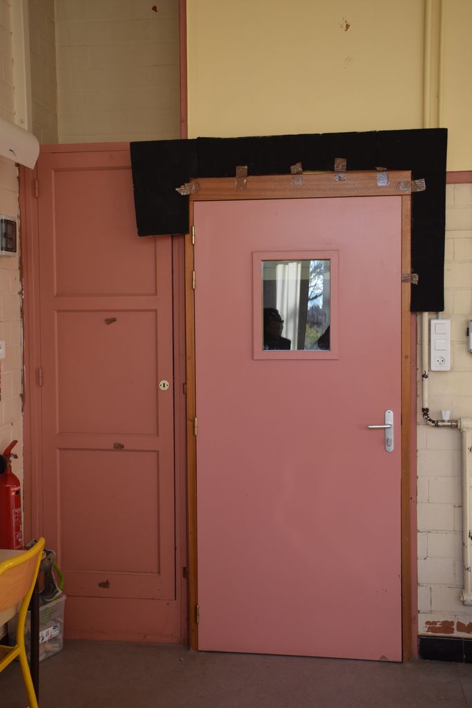 Ecole élémentaire Jean-Moulin. Salle de classe. Haute porte de placard.