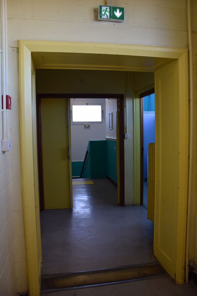 Ecole élémentaire Jean-Moulin. Couloir. Seuil en laiton.