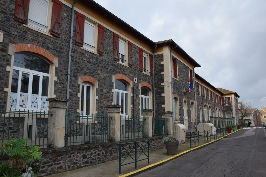 Façade principale. Angle est. Pavillon de logement.