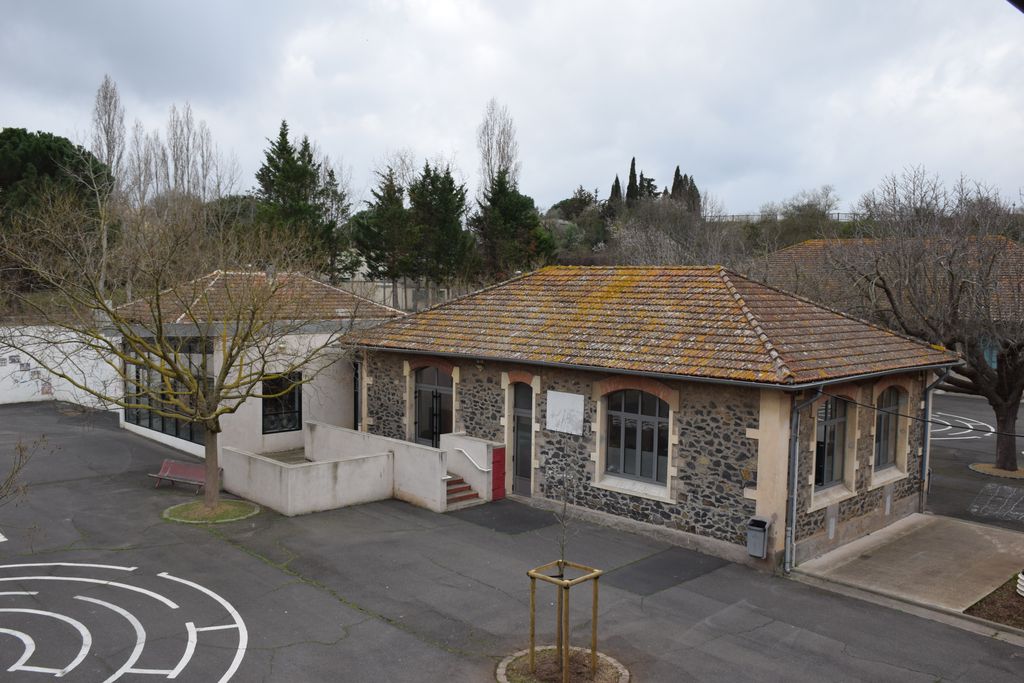 Cantine au milieu du groupe scolaire.