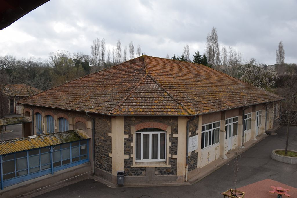 Galerie couverte vers la salle d’exercice de la maternelle..