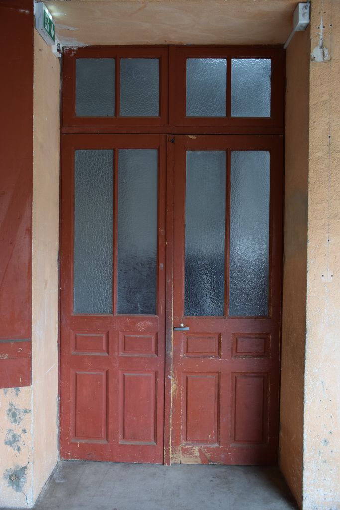 Porte en bois d’accès à la galerie.