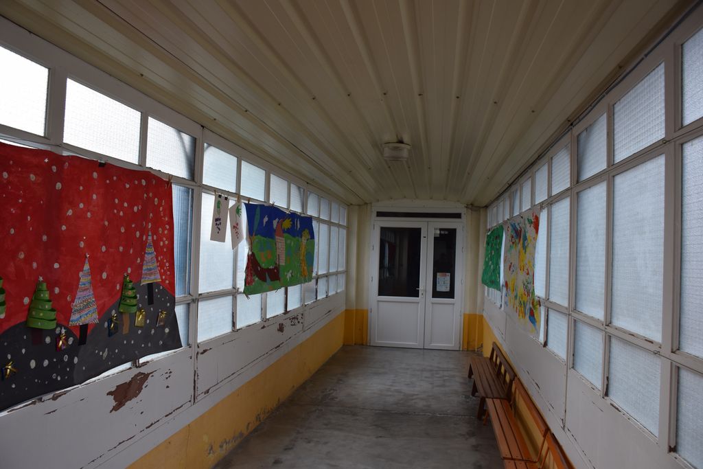 Ecole maternelle. Intérieur de la galerie fermée.