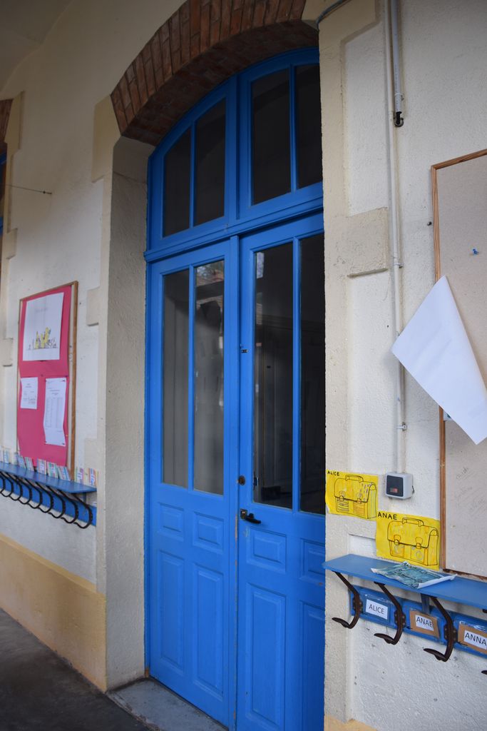 Ecole maternelle avec sa galerie fermée.