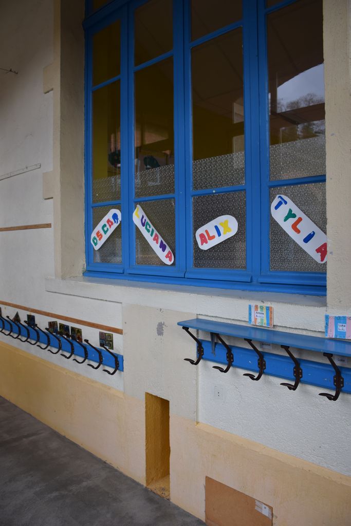 Ecole maternelle avec sa galerie fermée. Porte manteaux.