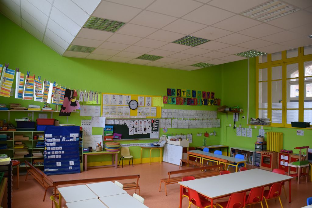 Salle de classe. Plafond rabaissé.