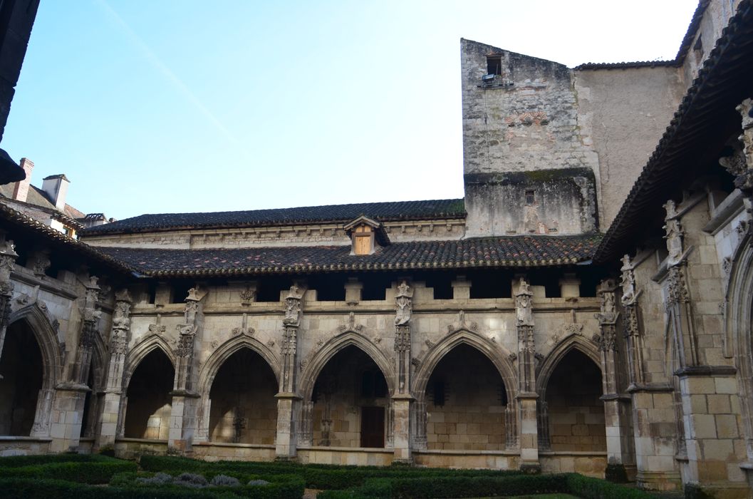 tour et grenier du chapitre vus depuis la galerie ouest du cloître