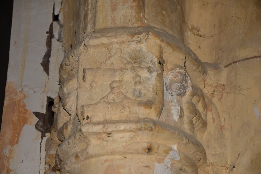 chapelle nord, détail d‘un chapiteau sculpté aux armes des Cornil