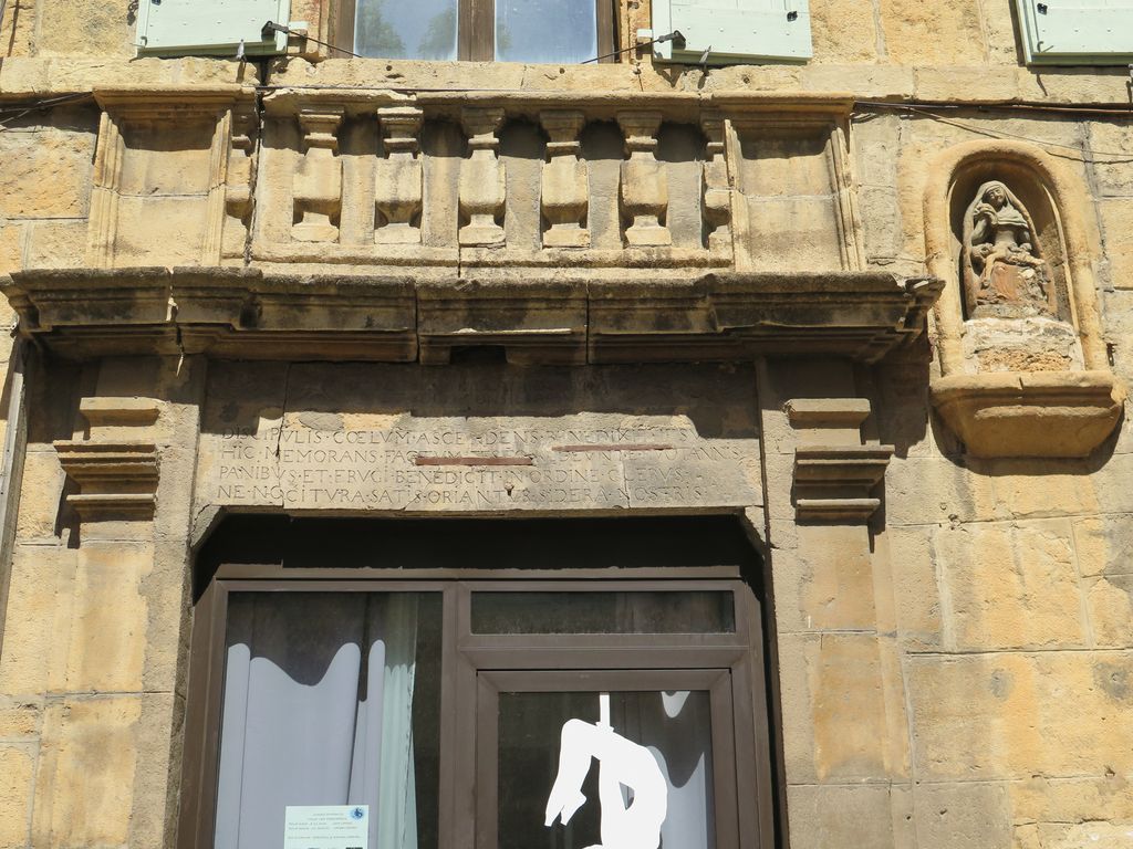 Façade sur rue. Niche avec Vierge piéta 1588.