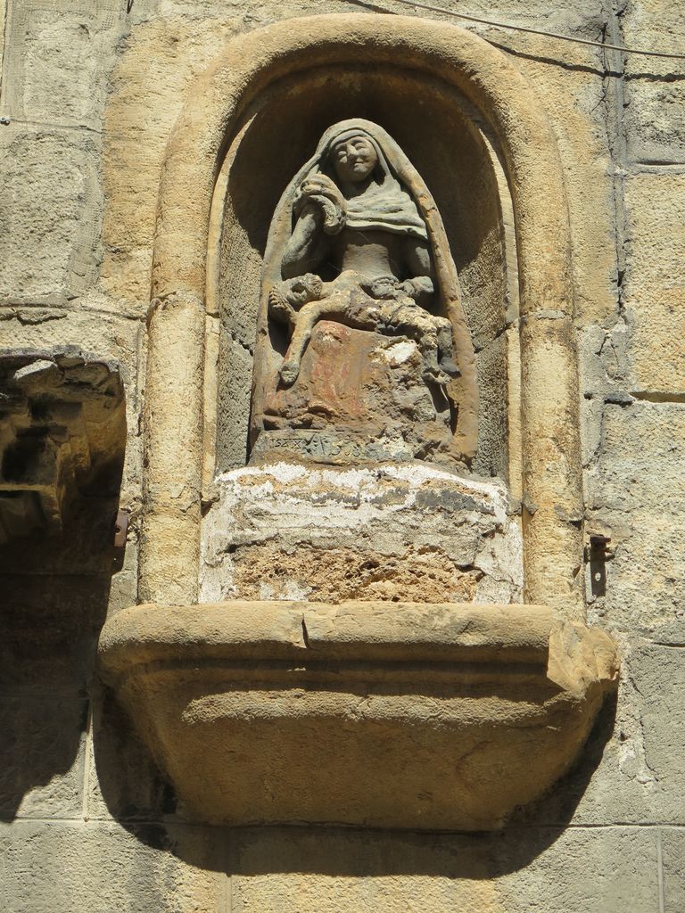 Façade sur rue. Niche avec Vierge piéta 1588.