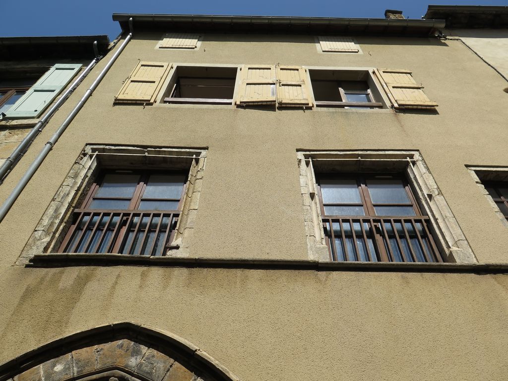 Façade sur rue. Croisées des étages.