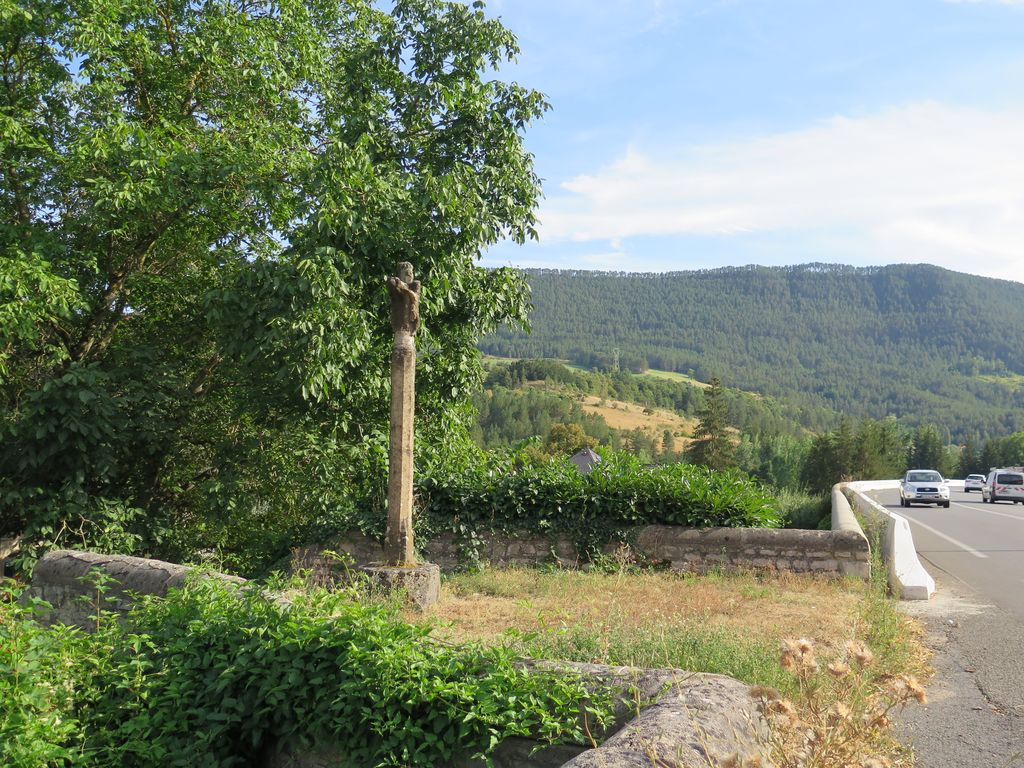 Vue de l’emplacement de la croix en bordure de la nationale 88, vue vers Mende.