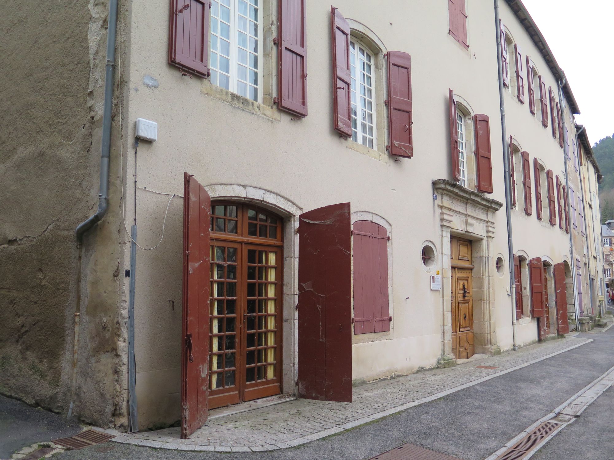 Façade principale vue de l’angle de la rue Saint-Blaise et de la rue de l’église.