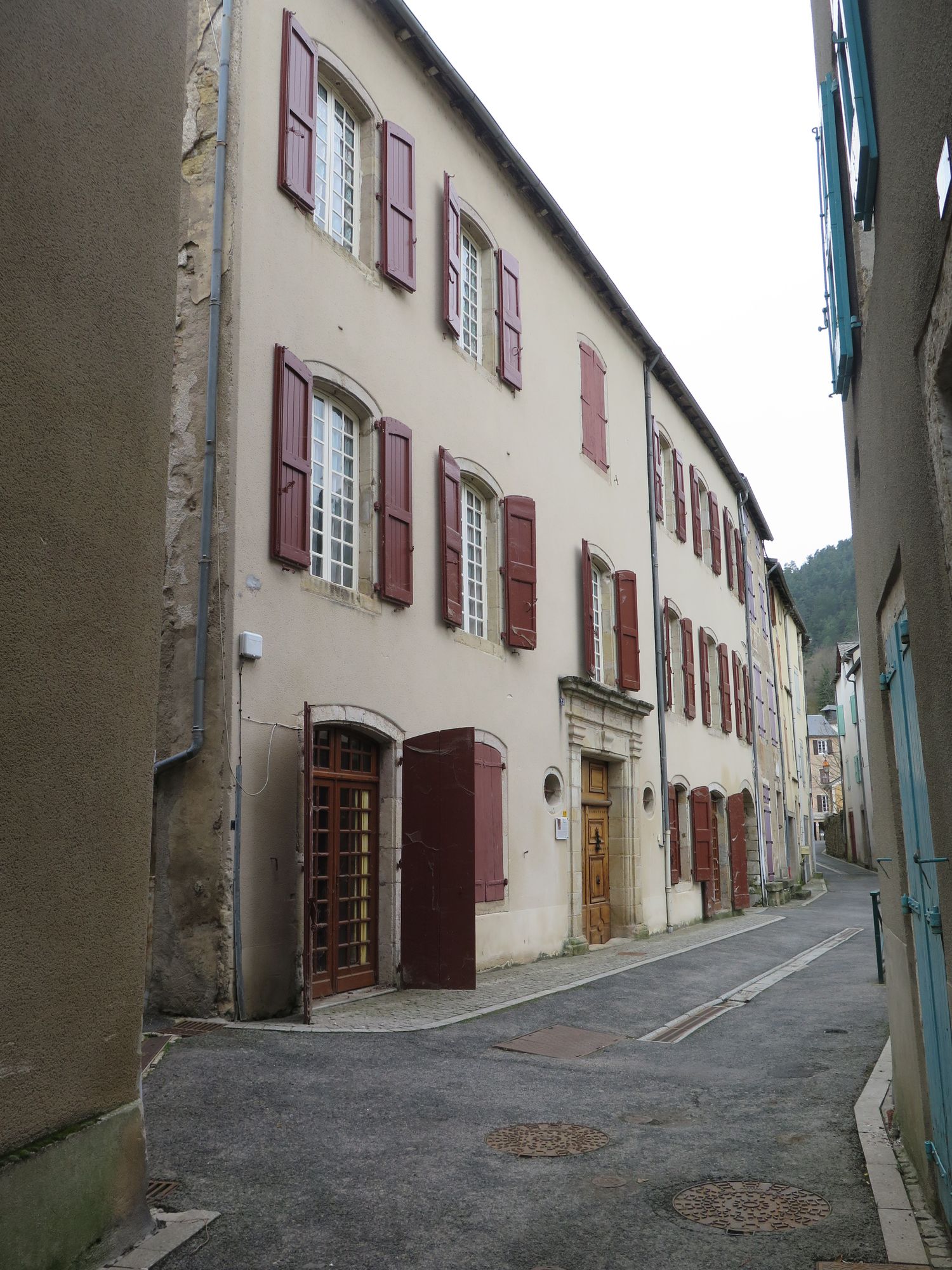 Façade principale vue de l’angle de la rue Saint-Blaise et de la rue de l’église.