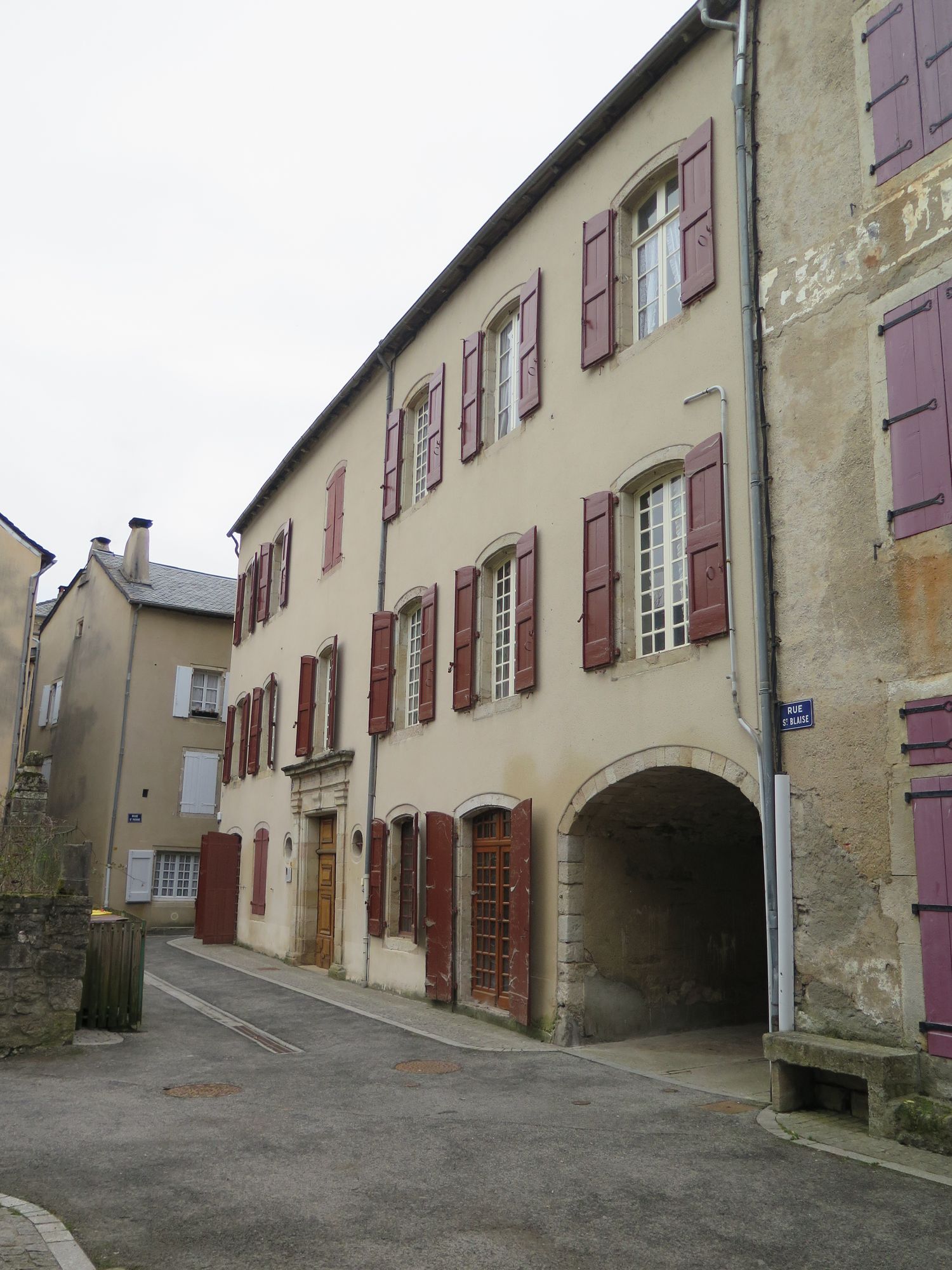 Façade principale sur la rue Saint-Blaise.