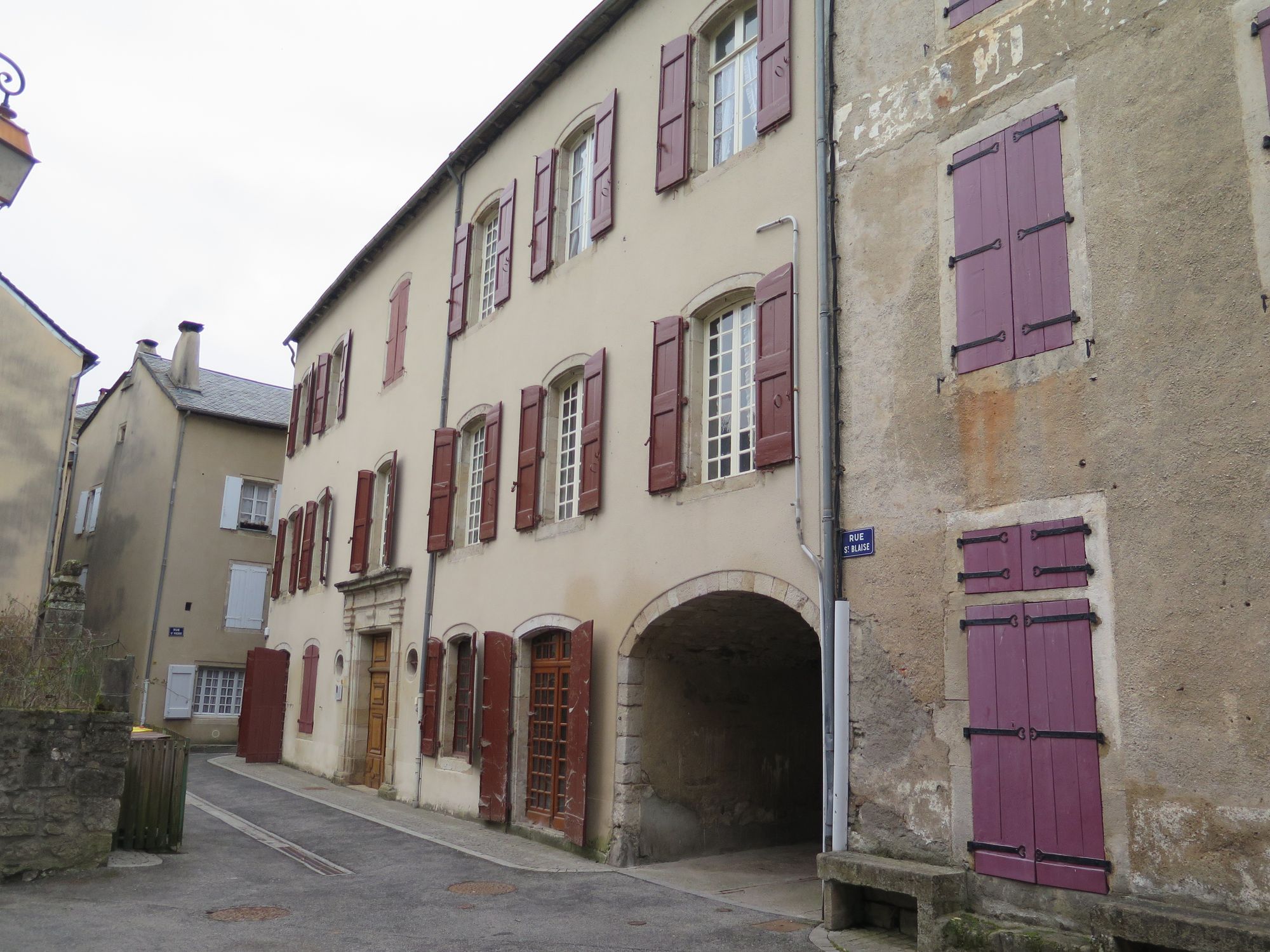 Façade principale sur la rue Saint-Blaise.