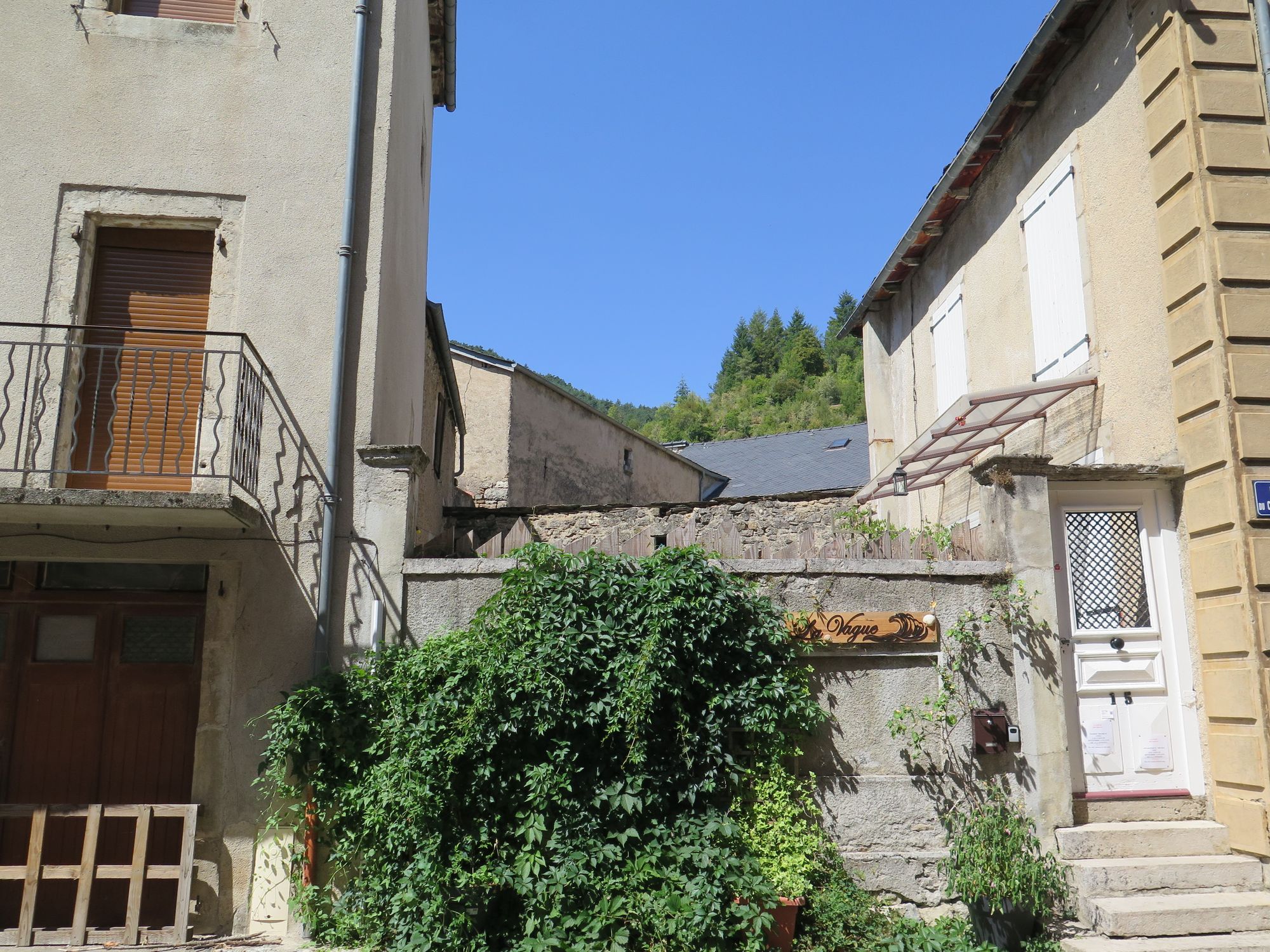 On aperçoit à l’arrière-plan les toitures de la maison donnant sur la cour, vues depuis la rue du Champ de Mars.