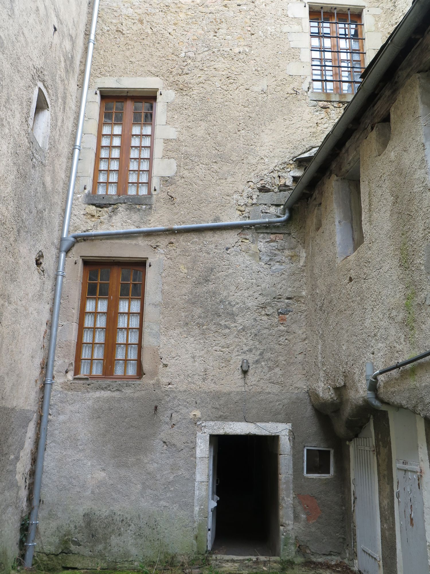 Cour intérieure. Façade arrière de la cage d’escalier.