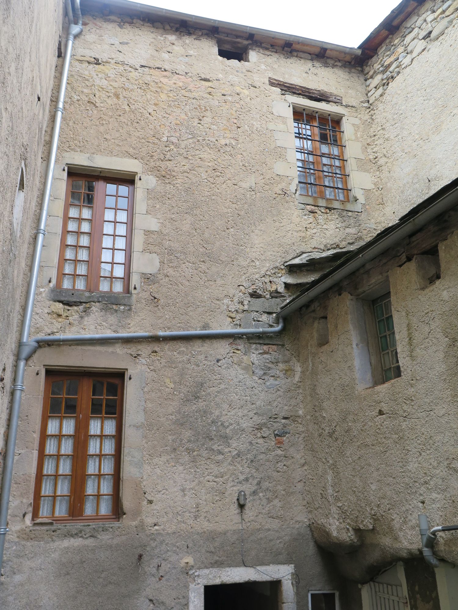 Cour intérieure. Façade arrière de la cage d’escalier.