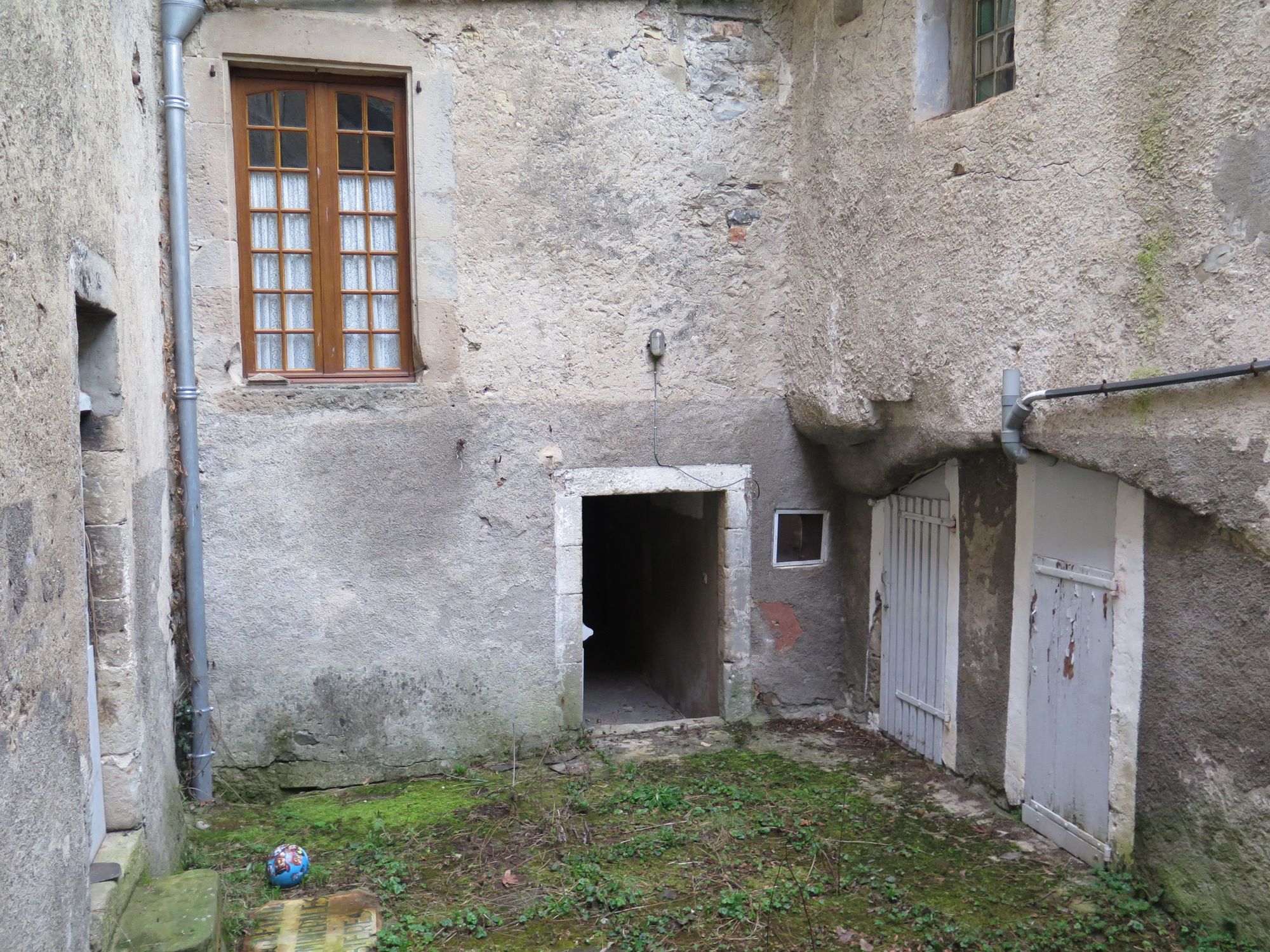 Cour intérieure. Façade arrière de la cage d’escalier.