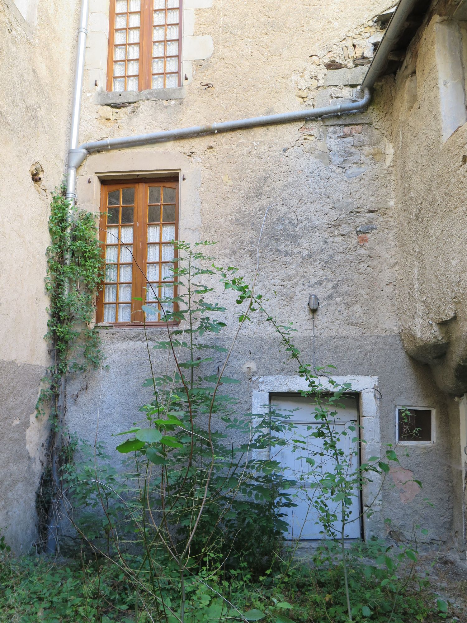 Cour intérieure. Façade arrière de la cage d’escalier.