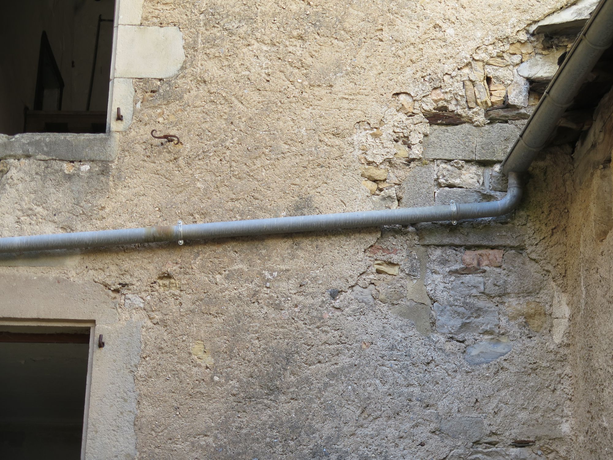 Cour intérieure. Façade arrière de la cage d’escalier.