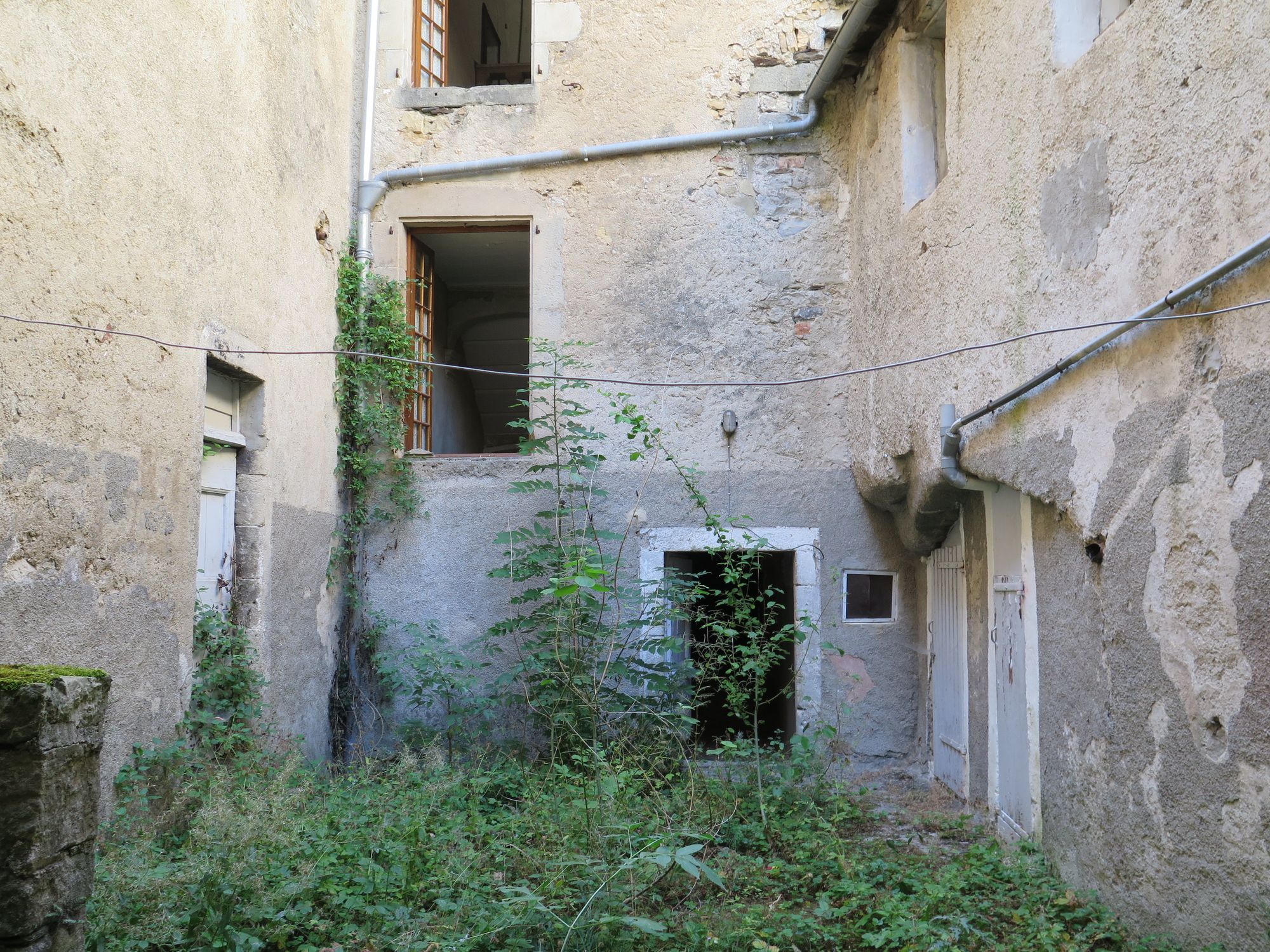 Cour intérieure. Façade arrière de la cage d’escalier.