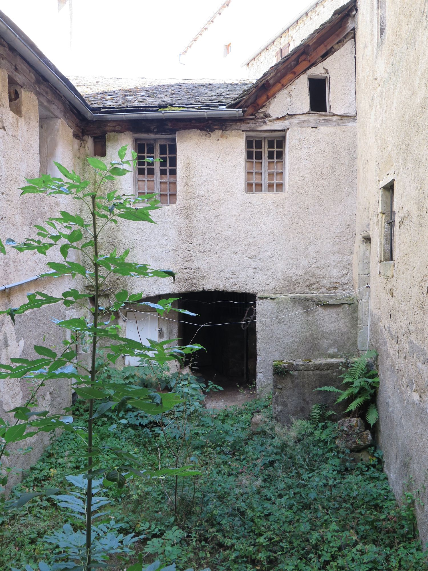 Cour intérieure. Façade du batiment des remises qui ferme la cour à l’est.