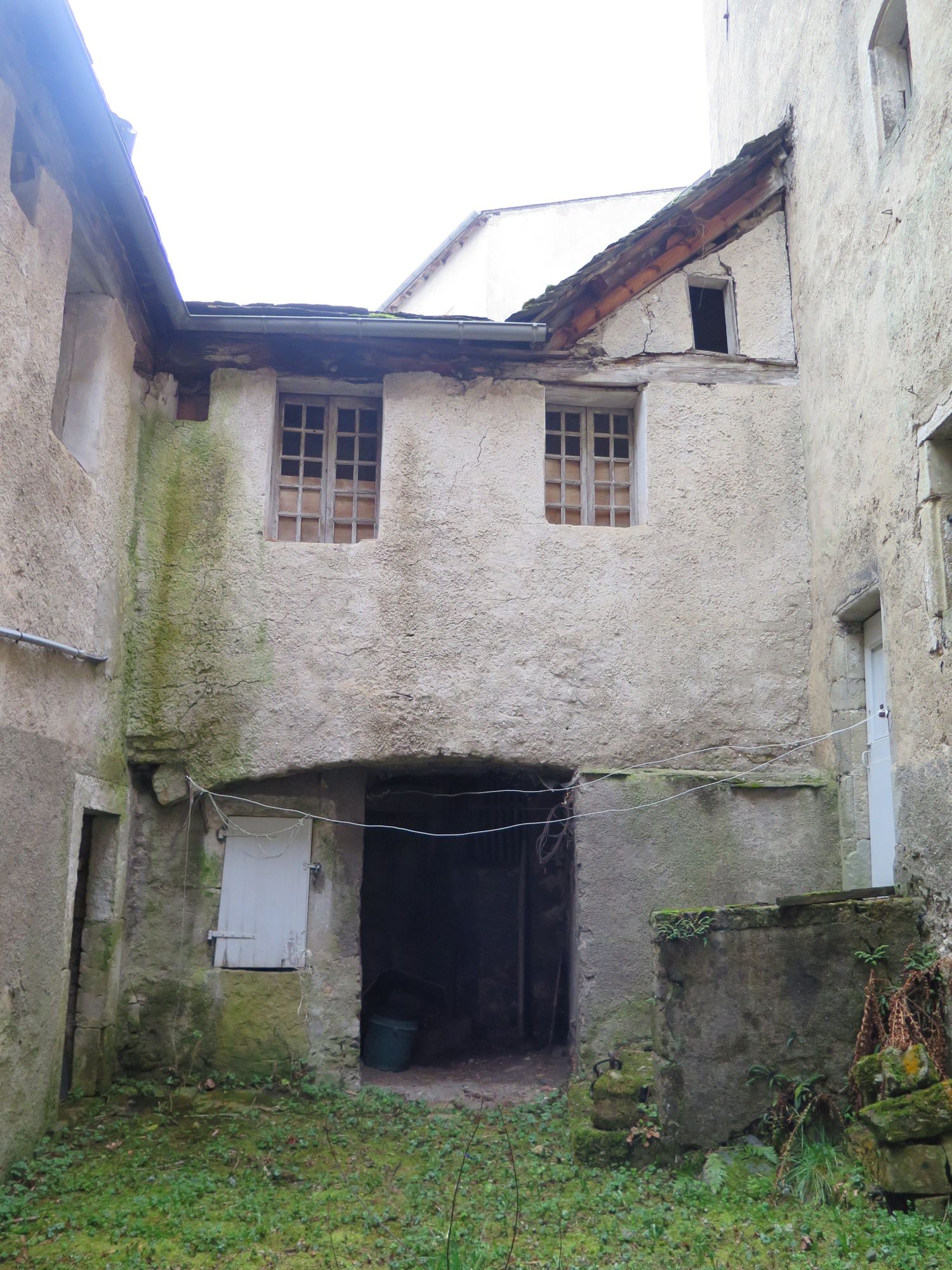 Cour intérieure. Façade du batiment des remises qui ferme la cour à l’est.