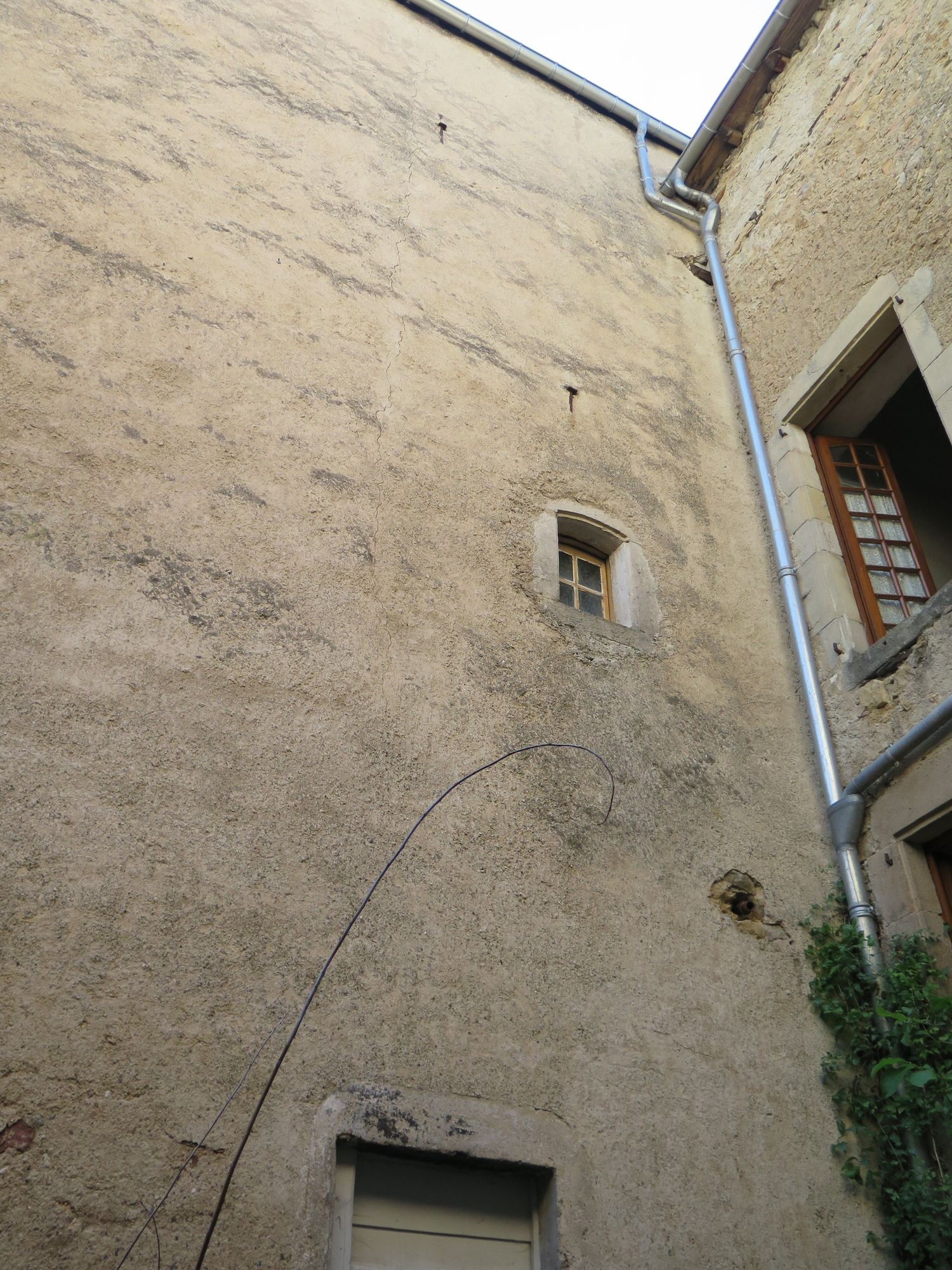 Cour intérieure. Aile sud RDC : écuries.