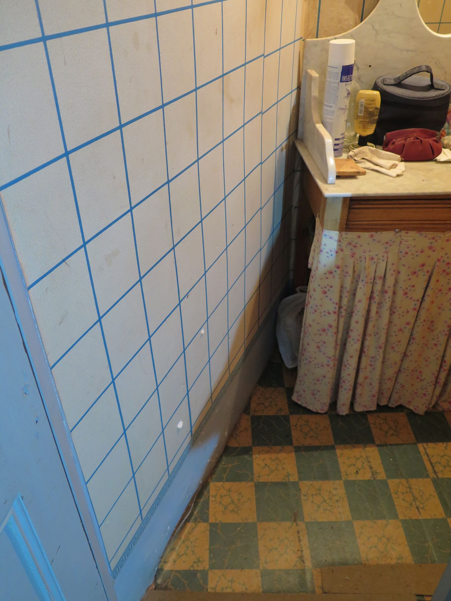 Aile nord, 1er étage. Cabinet de toilette, papier peint imitant le carrelage.