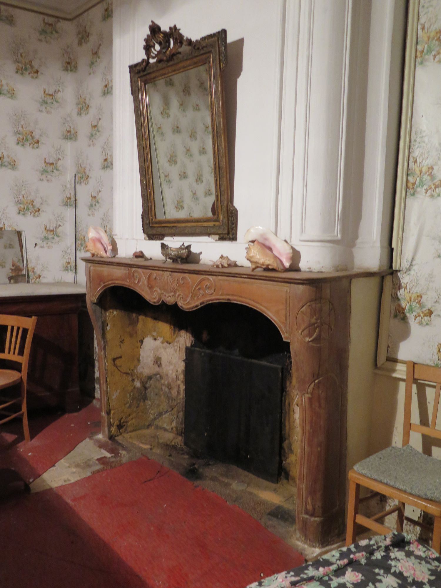 Aile nord 1er étage. Chambre avec cheminée en bois. Détail du manteau sculpté.