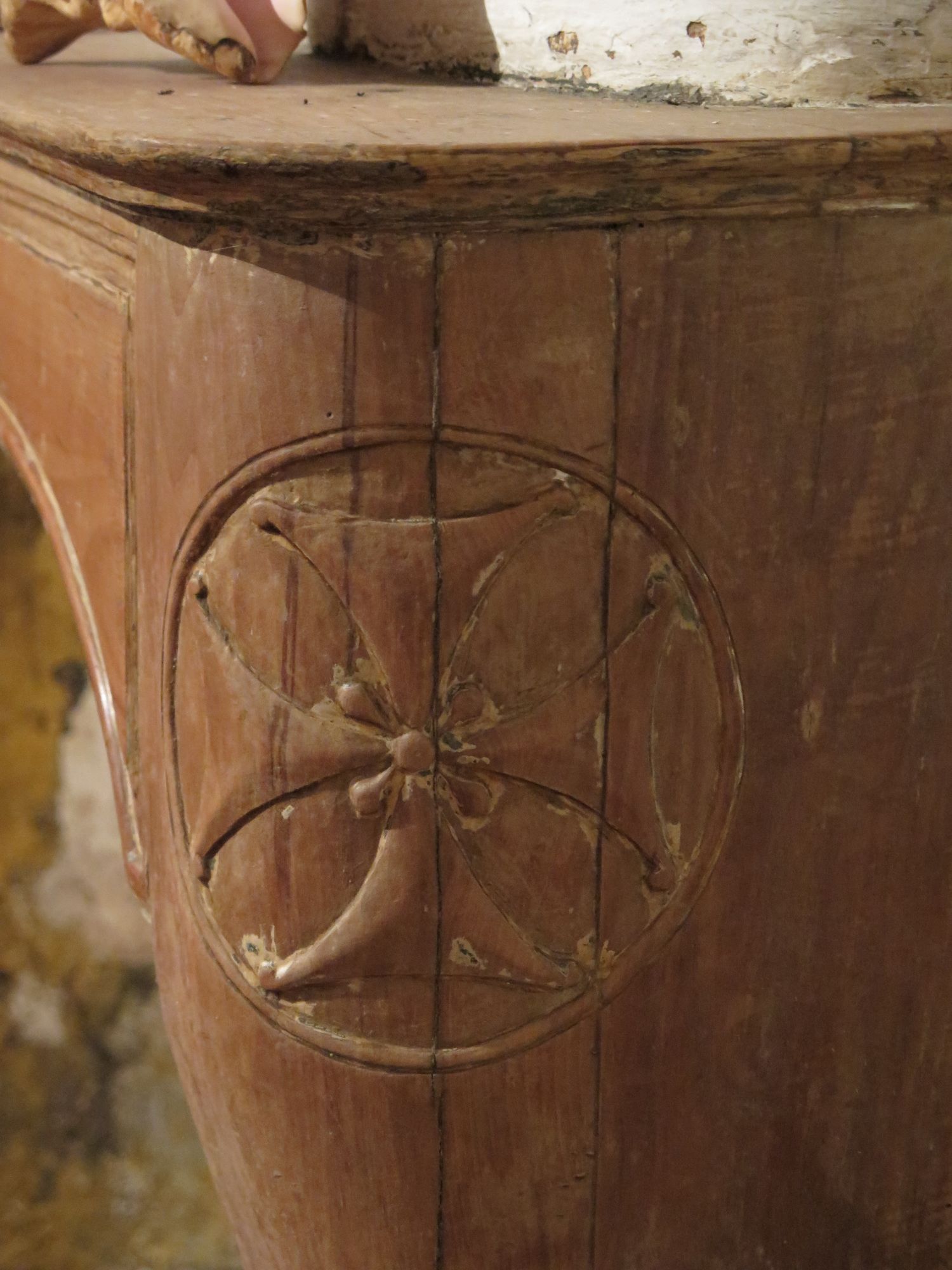 Aile nord 1er étage. Chambre avec cheminée en bois. Détail du manteau sculpté.