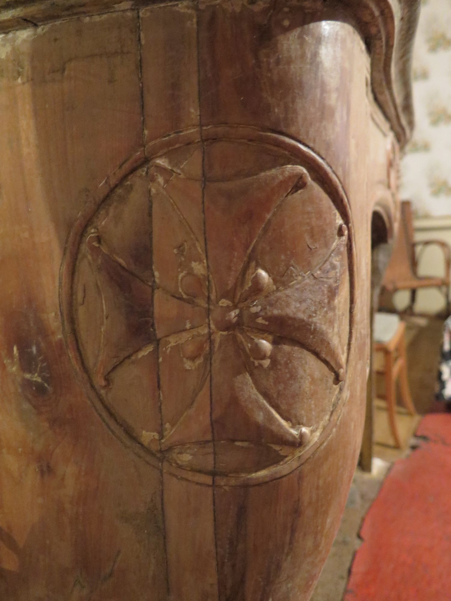 Aile nord 1er étage. Chambre avec cheminée en bois. Détail croix du Languedoc, croix protestante.