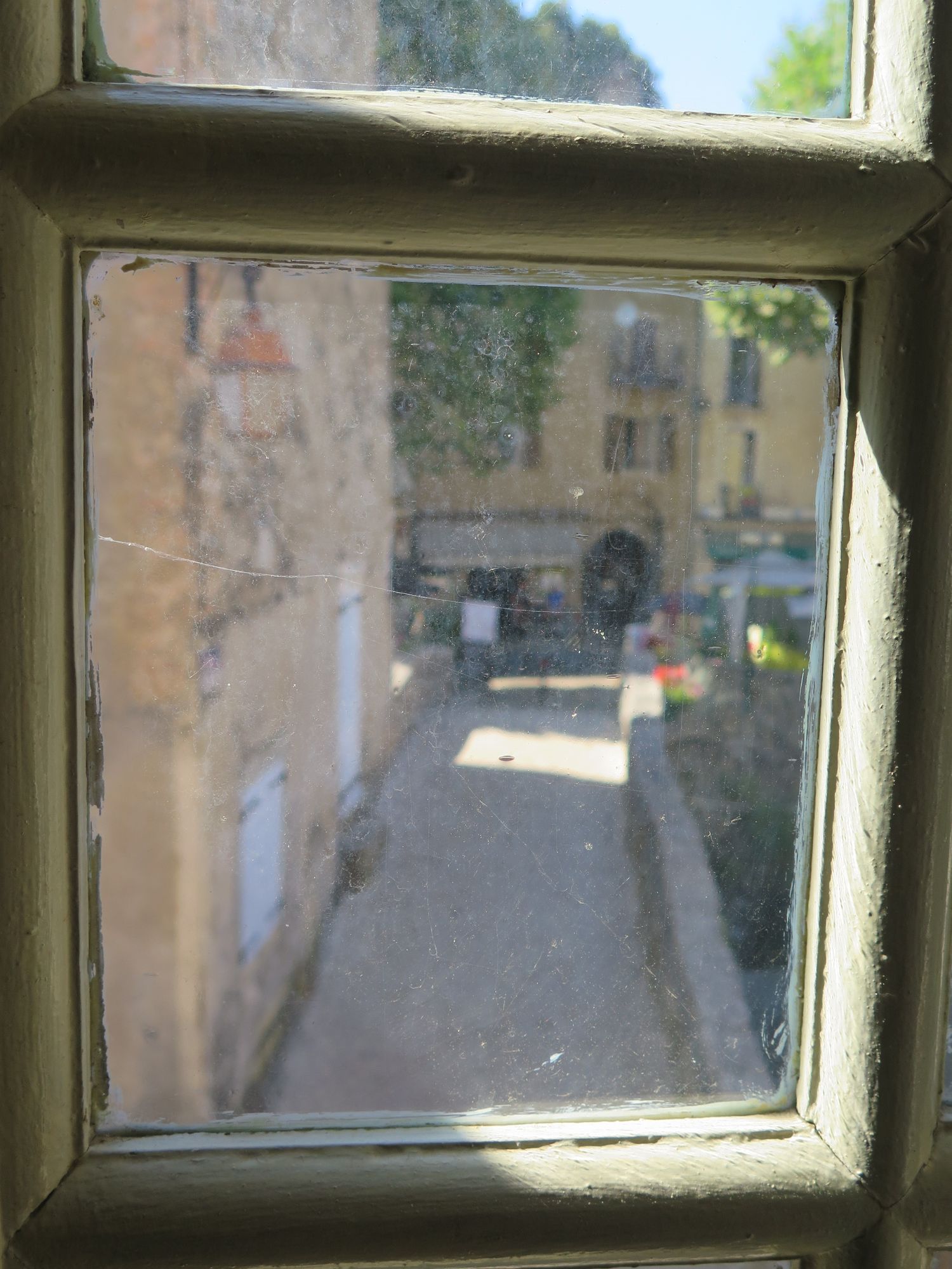 Aile ouest, 1er étage. Chambre au dessus du passage de la rue Traversière. Menuiserie d’origine. Détail.