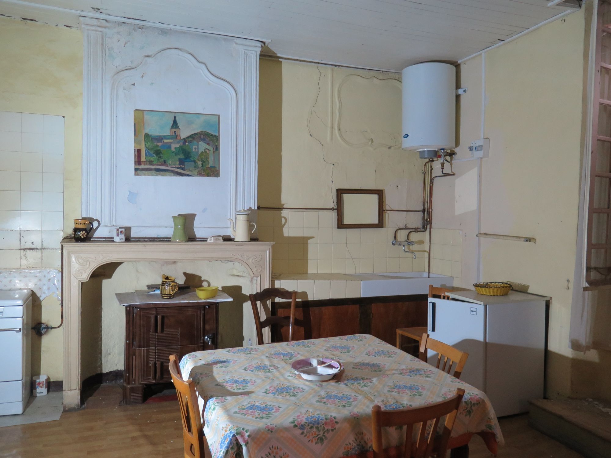 Aile ouest, 2e étage. Chambre centrale. Transformée en appartement à louer dans les années 1960. Cheminée en bois et gypseries XVIIIe.