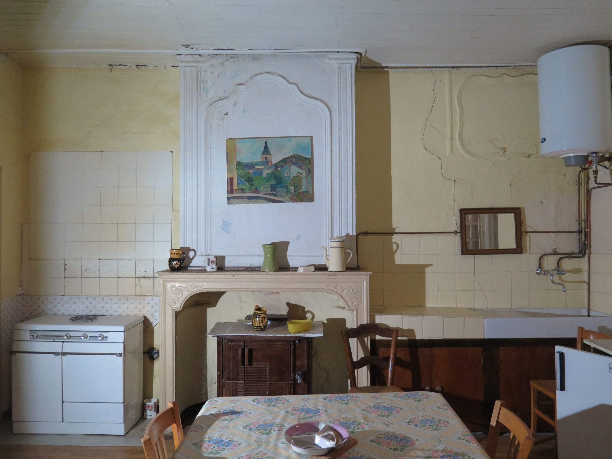 Aile ouest, 2e étage. Chambre centrale. Transformée en appartement à louer dans les années 1960. Cheminée en bois et gypseries XVIIIe.