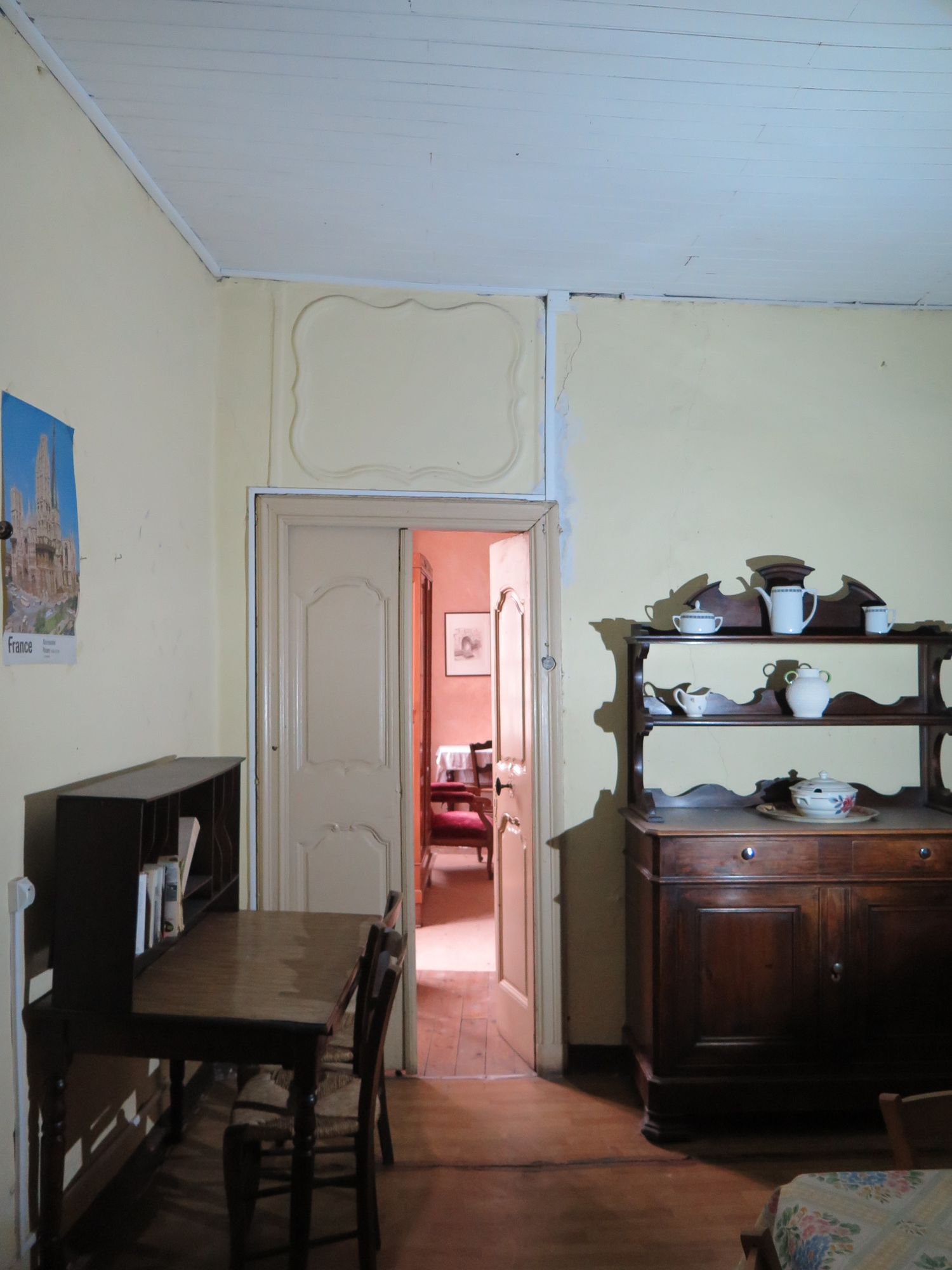 Aile ouest, 2e étage. Chambre centrale. Transformée en appartement à louer dans les années 1960. Cheminée en bois et gypseries XVIIIe.