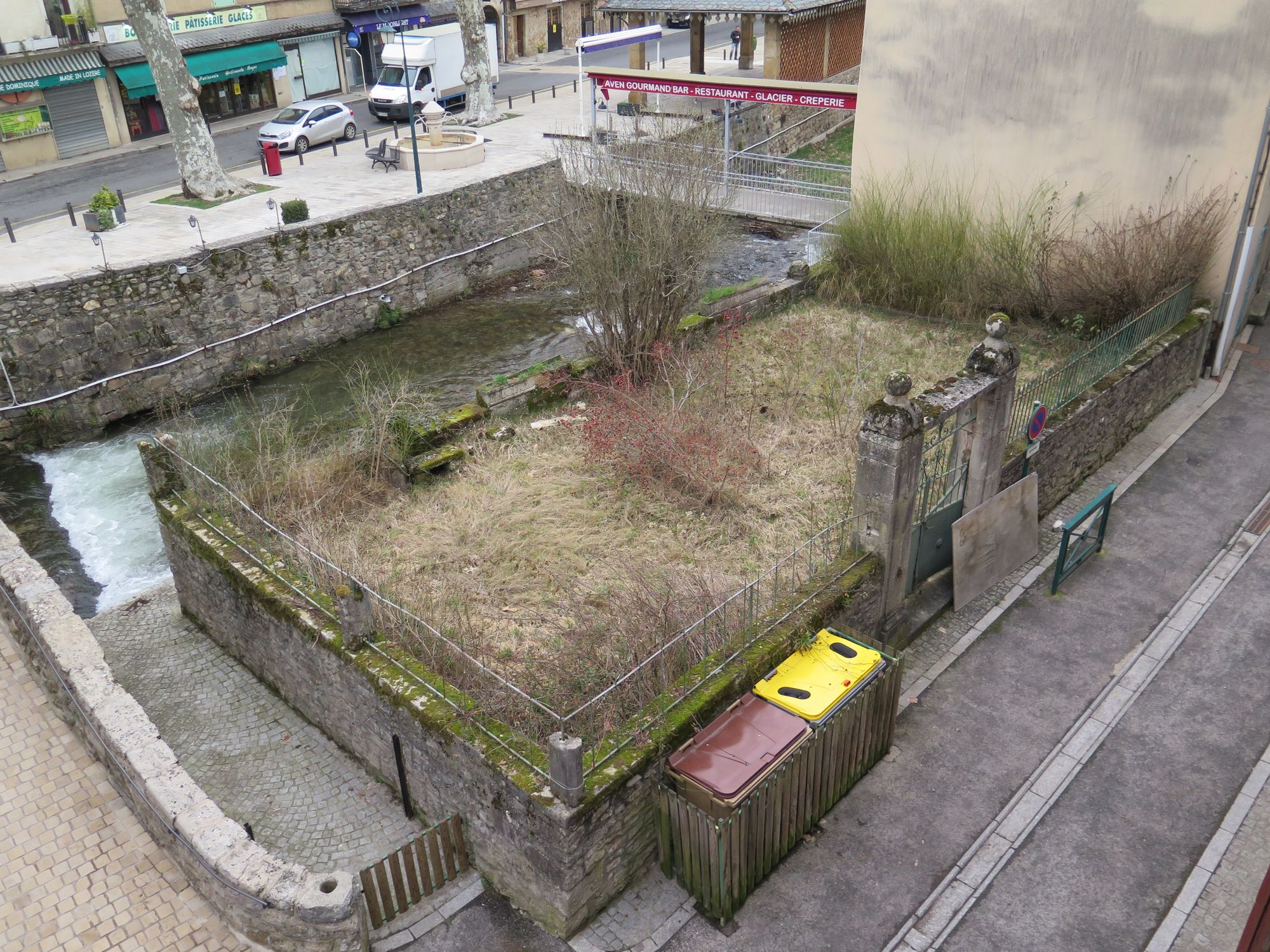 Aile ouest, 2e étage. Chambre au dessus du passage de la rue Traversière. Vue sur le jardin.