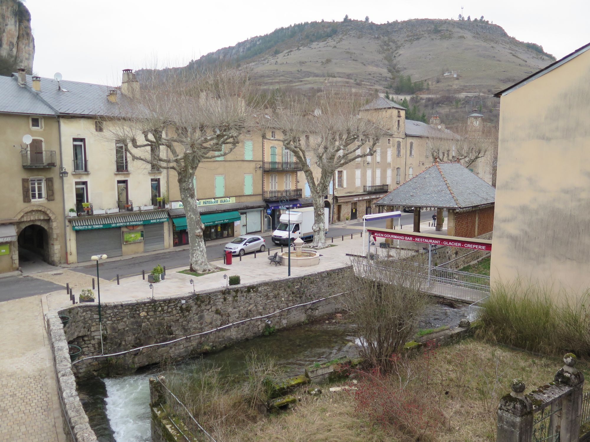 Aile ouest, 2e étage. Chambre au dessus du passage de la rue Traversière. Vue sur le jardin et la place Sully.