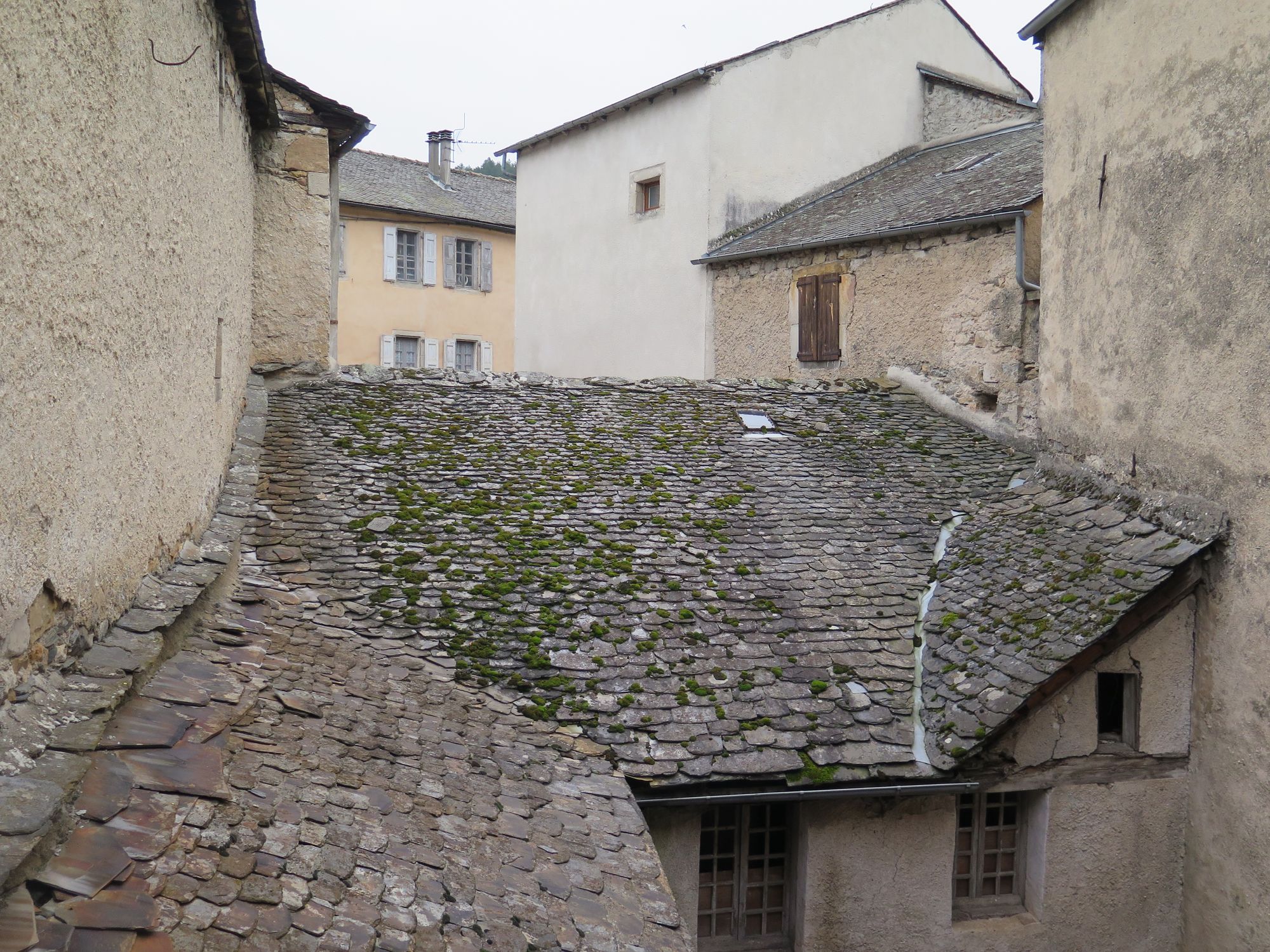 Toitures des bâtiments de remises et galetas, fermant la cour à l’est.