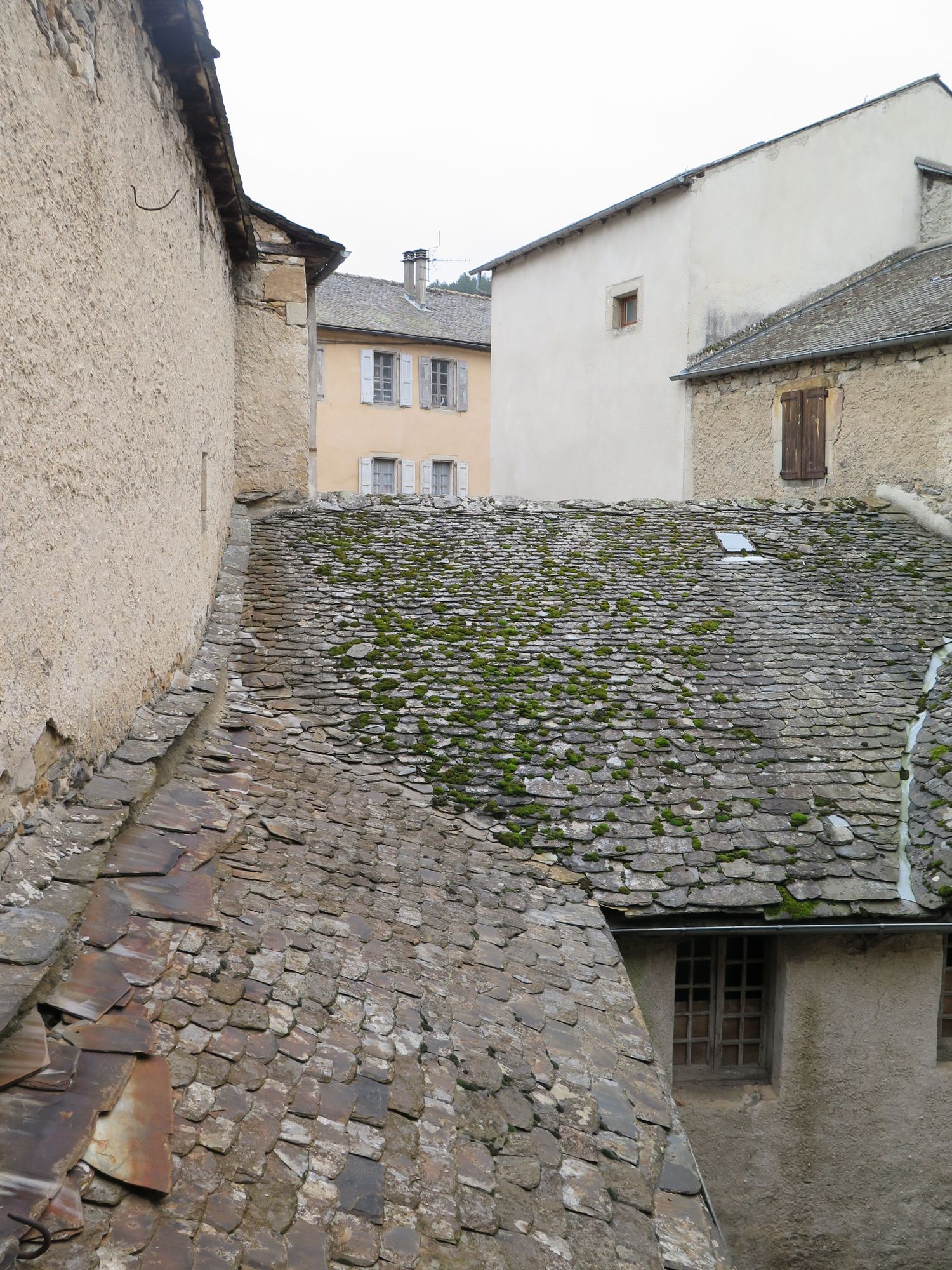 Toitures des bâtiments de remises et galetas, fermant la cour à l’est.