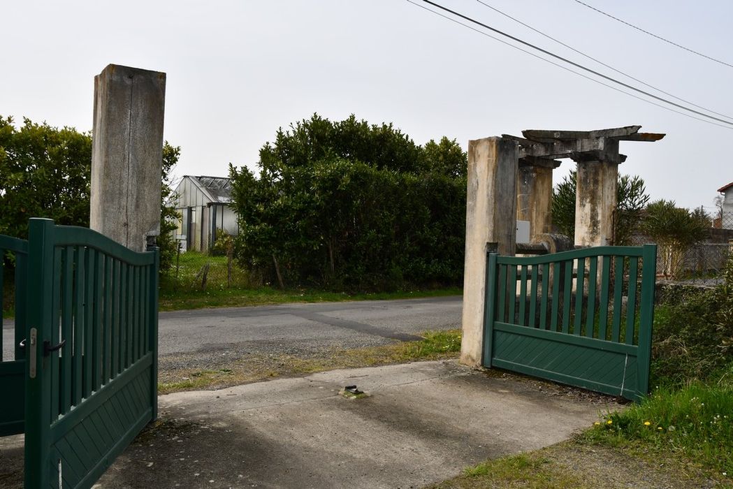portail d’accès sur la rue Jacques Bounneau