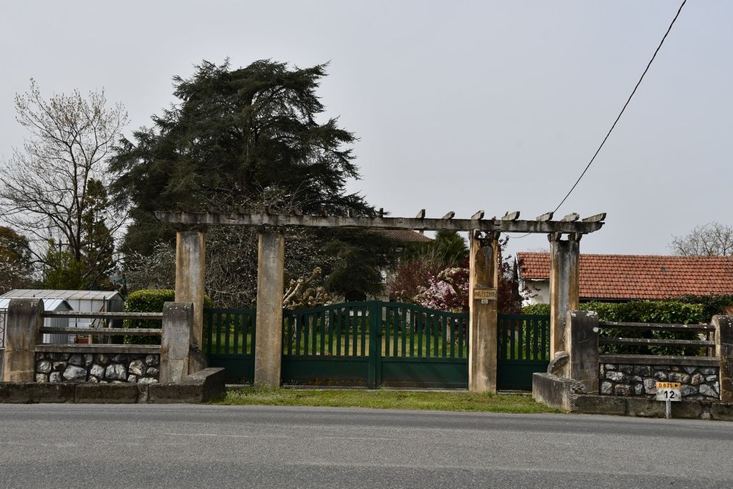 ancien portail d’accès sur la rue des Pyrénées