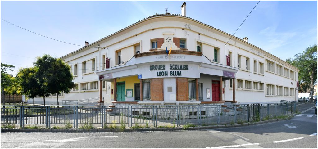 Façade sur rue. Angle des deux ailes des écoles de garçons et de filles.