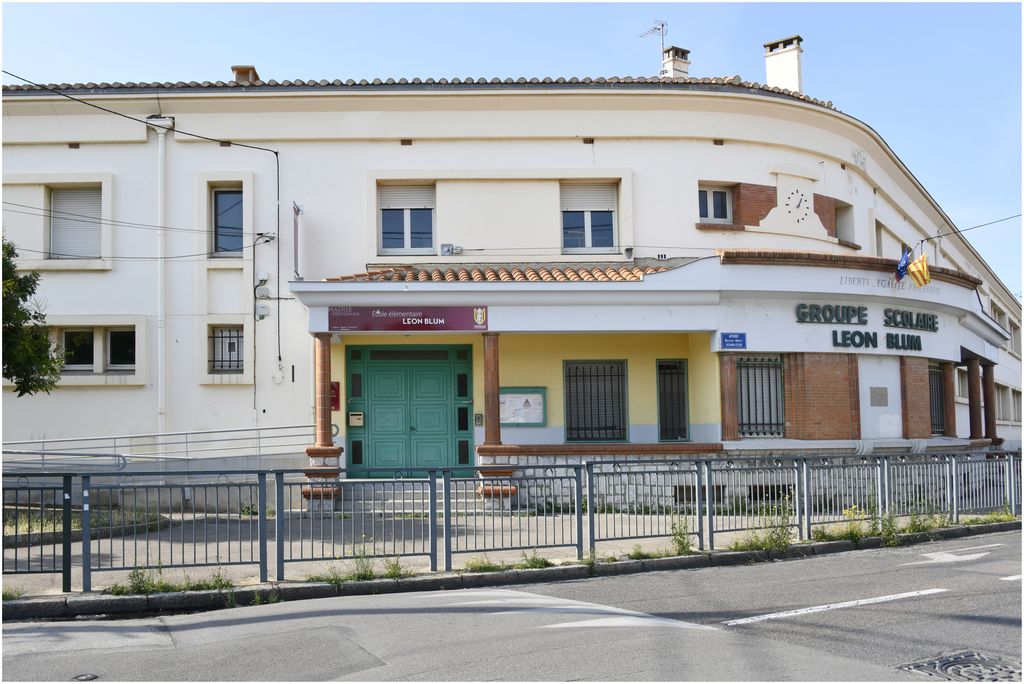 Façade sur rue. Entrée de l’école élémentaire.