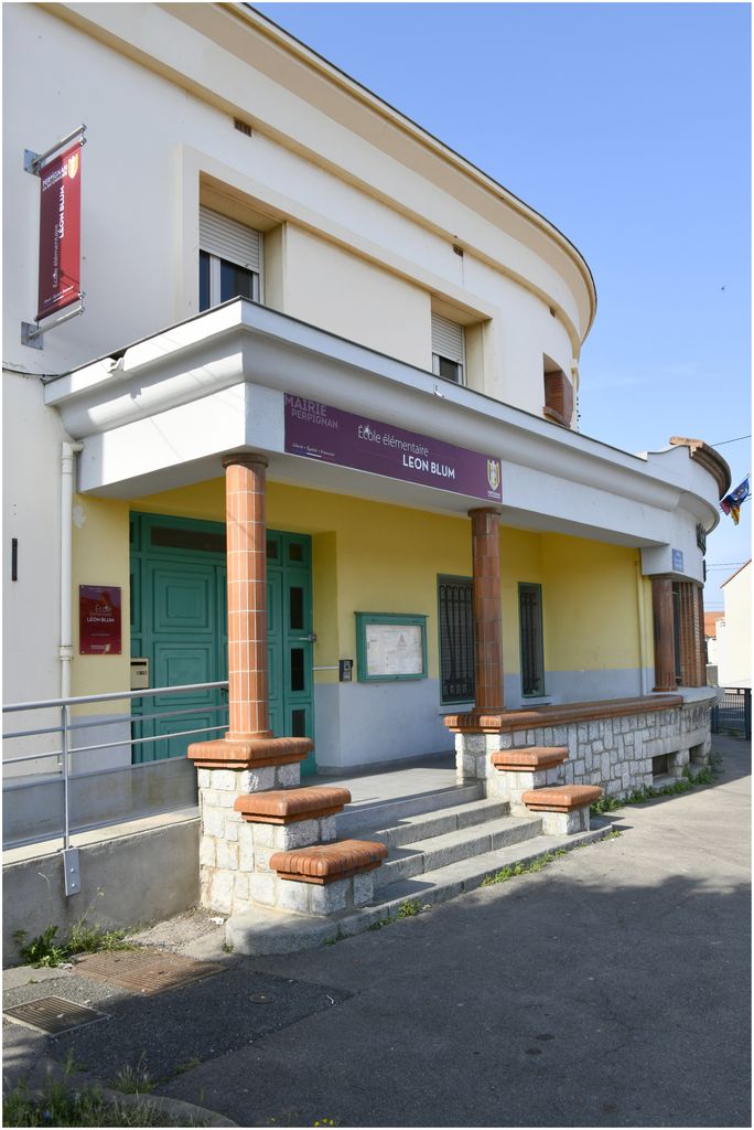 Façade sur rue. Entrée de l’école élémentaire.